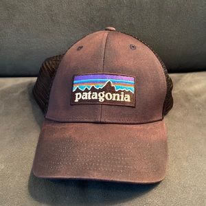 Navy Patagonia hat. Some discoloration.